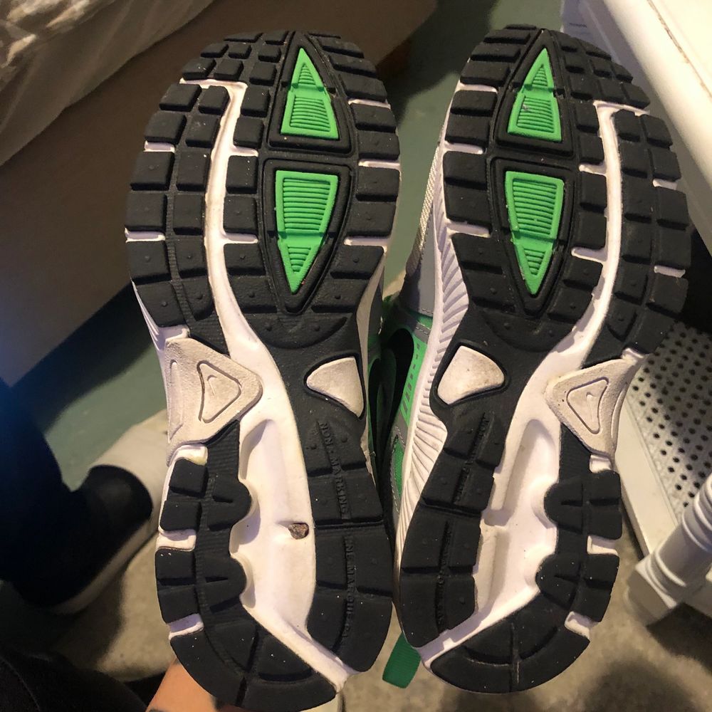 Vit/grå och gröna Nike skor använda endast en gång. Storlek 35.5, köparen står för frakten.. Skor.