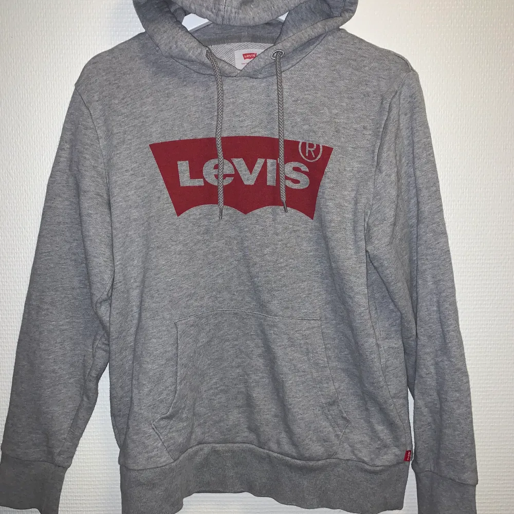 Superskön Grå Levis hoodie. Mycket bra skick. Storlek S/M !GRATIS FRAKT!. Hoodies.