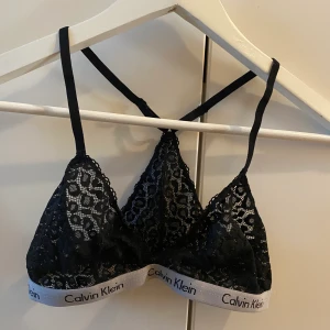 Calvin Klein spetstopp strl XS - Calvin Klein spetstopp i storlek XS. Säljer då den är för liten för mig, använd fåtal gånger.