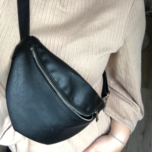 MIDJE VÄSKA  - Jätte ball midje/axel väska i skin - grå/ vit orm mönster inuti. Praktisk🖤