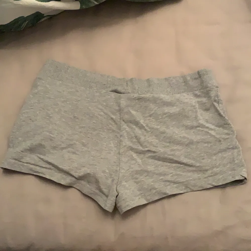 Mjukis shorts storlek 38 använda en gång de är för stora för mig! Bara legat i garderoben i flera år!💕. Shorts.