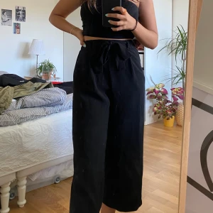 Zarabyxor - Svarta zarabyxor med knytning i midjan. Väldigt sköna, kortare vid ankeln. Skickas med spårbar post via DHL! Köparen står för frakt. 