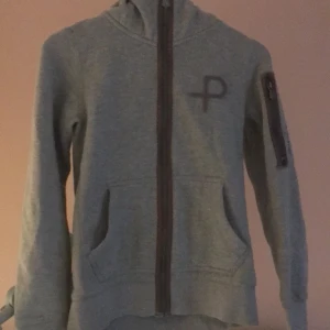 En PELLE P grå tröja med luva  - En PELLE P grå tröja med luva 