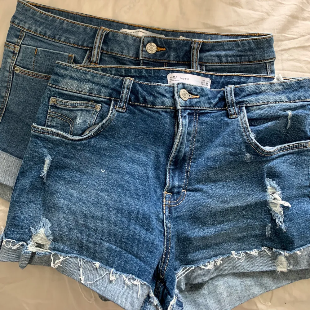 Två par snygga jeansshorts från Zara, knappt använda! 💙 köpta för 179 kr styck, säljer för 149 kr tillsammans / 79 kr var. Kan mötas upp eller skicka (+frakt då!) 💙 . Shorts.
