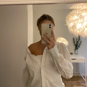 Skjorta - Vit skjorta med lite ”puffaxlar”. Använd fåtal gånger bör dock strykas, på den tredje bilden är den stryken. Köpt från bikbok. Köparen står för frakten💖