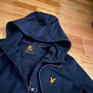 Mörkblå lyle&scott hoodie i stl S