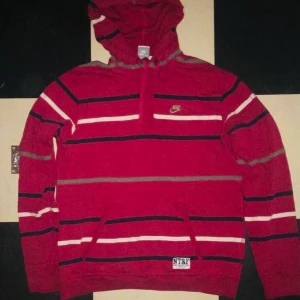 Nike hoodie strl M - Nike hoodie strl M🦆 två knappar saknas, annars felfri🦆köparen står för frakt🚚