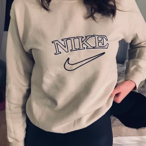 Nike sweatshirt - Säljer en Nike sweatshirt åt min kompis💓 Den är köpt begagnad men inga tecken på användning och i väldigt bra skick⚡️⚡️Buda från 600, bud tas emot i kommentarerna, köpare står för frakt, skriv privat för andra frågor✌🏻
