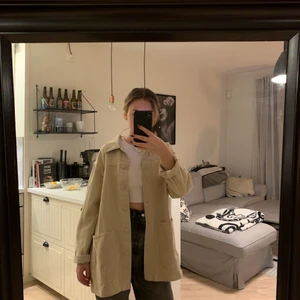 Beige jacka från Pull & Bear  - Som helt ny, använd 1 gång och köptes för 3 månader sen! Lite längre i modellen, superfin!
