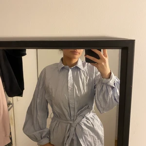 Skjortklänning med ballong armar - Den passar S samt M för den är lite stor