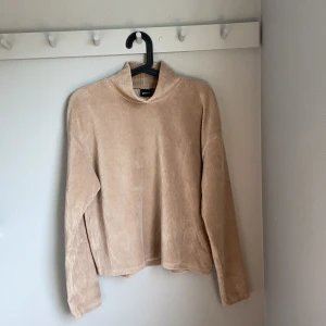 Polo från Gina Tricot - Mörkbeige polo från Gina i manchester. Aldrig använd. Framåt ingår♻️