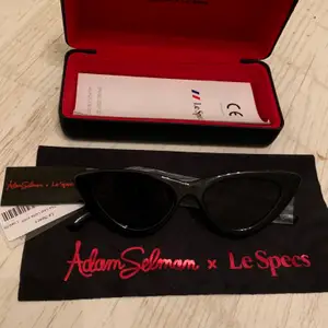 Aldrig använda solglasögon av modellen ”The Last Lolita” av Adam Selman x Le Specs. Inköpta för 1099kr. Priset är inklusive frakt! 
