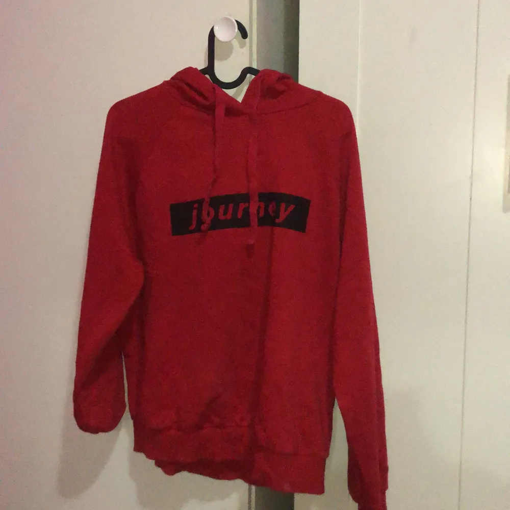 Ganska fin hoodie, mörk röd  med svart text. Tröjor & Koftor.