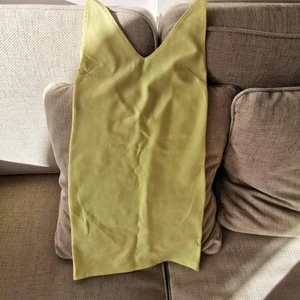 Klänning från H&m - Nya skick, Aldrig klädd :) I en vacker gul färg