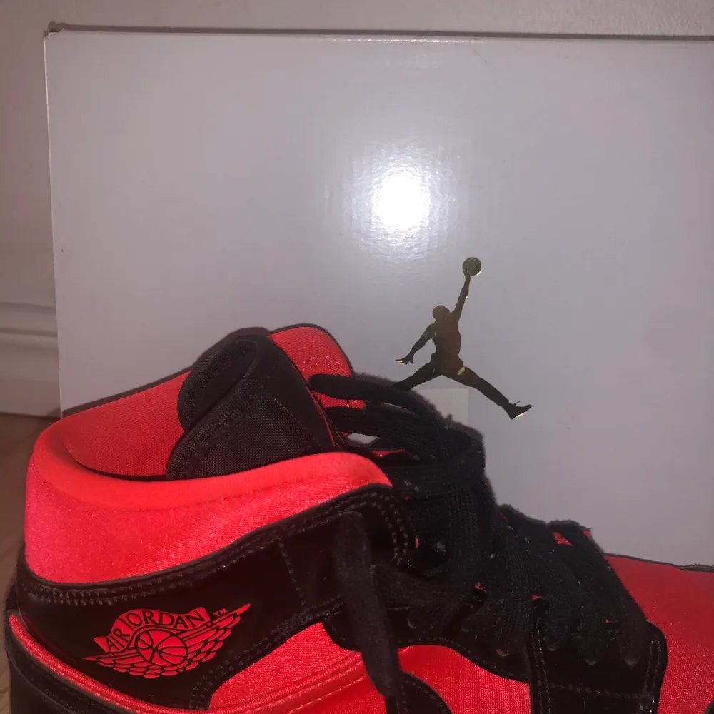 Säljer mina Nike air Jordan 1 som inte går att få tag i längre, använda få tal gånger. Skorna är röda/orange och svarta delarna är i lack. Storlek:37,5 men passar 37-38! . Skor.