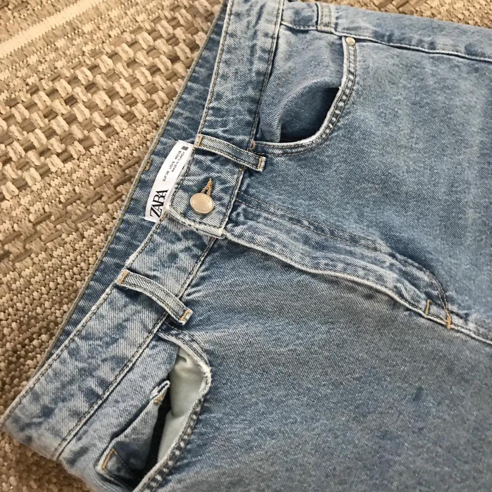 Måste tyvärr sälja vidare dessa tvärsnygga zara jeans då jag kände att dom inte riktigt var min stil😕  Sitter perfekt i längden på mig som är 175cm och då går dom till och med lite över skon:) Skriv om du har mer frågor. Köparen står för frakten! :). Jeans & Byxor.