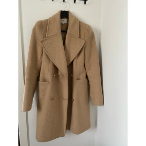 Kappa - En beige kappa i storlek 36/S. Som ny, knappt använd. Kan mötas i Linköping annars tillkommer frakt 