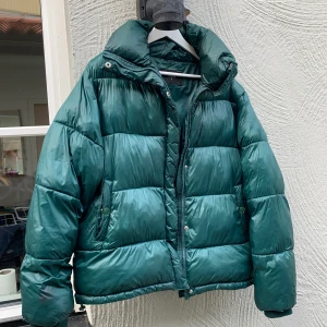 Bikbok vinterjacka - Vinterjacka i jättefin grön färg i storlek S. Luva tillkommer:) Kontakta mig för fler bilder. Buda och se högsta bud just nu i kommentarerna!💚 budgivningen avslutas lördagen 10/10 kl 15:00!
