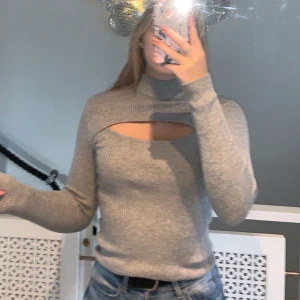 Grå polotröja  - Grå polotröja med en fin öppning över bröstet i stl S. Jättemjuk o skön! Från Hm, divided. Använd en gång. Gratis frakt, priset går att diskutera 