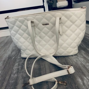 Väska - Vit väska med guld detaljer. Aldrig använd.