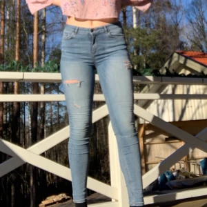 Jeans - Tighta jeans med ganska många hål. Inköpta för många år sedan och använda ofta förr men fortfarande okej kvalitet. Är 182 och har långa ben därav lite korta på mig. God kvalitet. Skriv för fler bilder. Möts upp i Falun eller skickar om du betalar frakten✌🏻