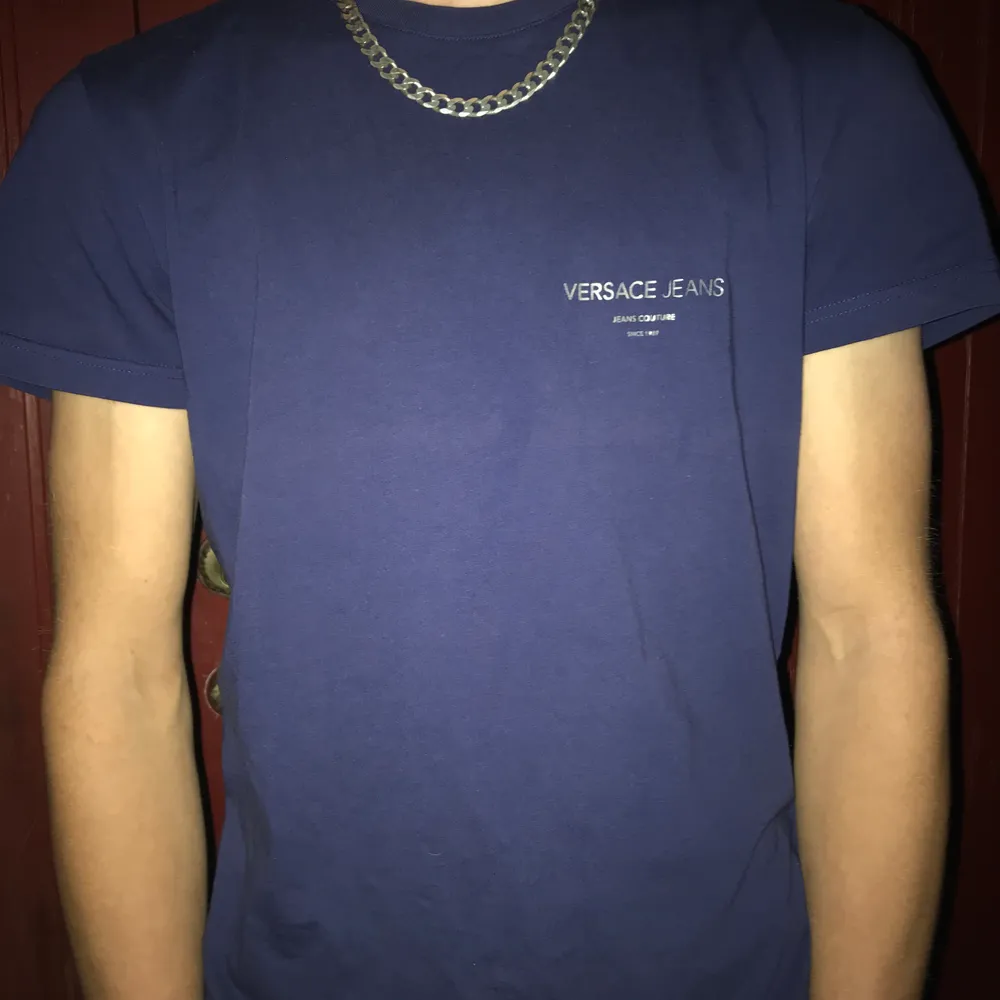 Versace T-shirt Mörkblå Endast använd 1 gång Storlek S (Killen på bilden - 176cm) Nypris - 650kr. T-shirts.