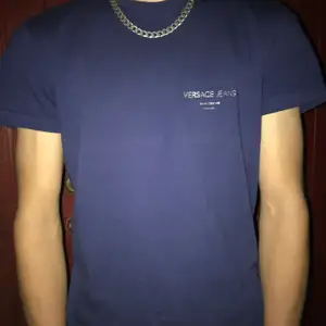 Versace T-shirt Mörkblå Endast använd 1 gång Storlek S (Killen på bilden - 176cm) Nypris - 650kr