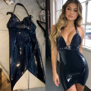 Ohpolly pvc klänning - Klänning i mörkblå pvc från ohpolly som man får schysst figur utav i storlek 36! Använd en gång. Kan skickas för fraktkostnad eller mötas upp i Kungsbacka!