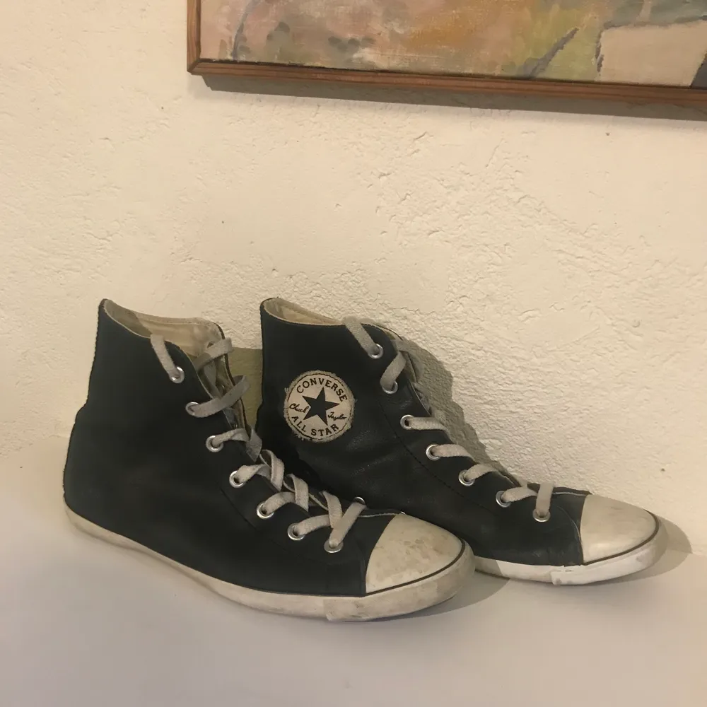 Snygga svarta Converse i läder:) Står ingen storlek men skulle chansa på 37. Säljer pga att jag inte använder dem så ofta.. Skor.
