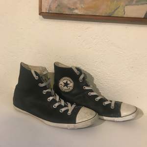 Snygga svarta Converse i läder:) Står ingen storlek men skulle chansa på 37. Säljer pga att jag inte använder dem så ofta.