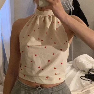 LOVETOP❤️ - maskinsydd topp med polokrage😍 sytt utav ett tyg köpt second hand❤️ passar XS/S/M bäst (går att knyta som man själv vill ha den) 