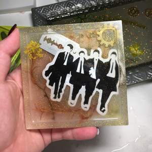 Hemgjord askkopp gjord av epoxyplast (resin) med the Beatles logga. Glitter, blommor och raklblad 