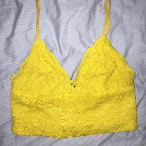 ZARA gul topp i stl XS - Använd ett fåtal gånger i bra skick, i en fantastisk färg. Nypris 400kr - men jag väljer att sänka till 150kr. Den har något trådbrott på ett par ställen men annars super fin. Passar till höga byxor som kjolar. Perfekt att ha under en kavaj eller bara för sig själv. 