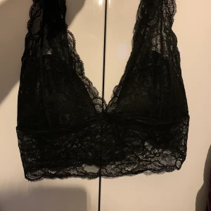 Spets-bh - Svart spetsbh. Storlek M, fungerar även på nån med lite mindre byst. Pris 30kr + frakt🌶