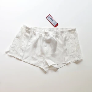 Pyjamas shorts S - Färg: vit.  Strl: S.   Helt nya och fina pyjamas shorts från Yamamax. Prislapp kvar! i blank siden material och resor i midja. Fina detaljer av små slits & spetts i sidan.  Kommer ej till användning och stor garderobsrensning pågår! Betalning via swish.