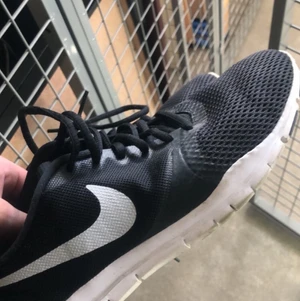 Svarta nike skor - Svarta träningsskor, knappt använda 