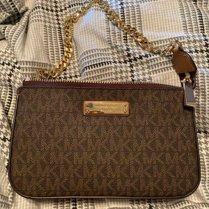 Michael Kors väska - Liten Michael Kors väska. Väldigt fint skick, använd ett fåtal gånger! Kan skickas mot att köparen betalar frakt. 