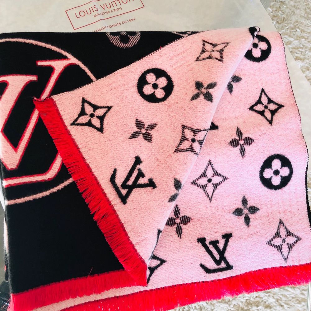 Louis Vuitton original copy scarf Polyster ticker, good for this cold weather season now. Very beautiful cozy and soft fabric, new and never use for only 500kr! 🦋💃🏼🧣👗. Accessoarer.