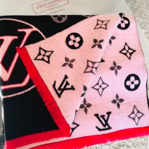 Louis Vuitton original copy scarf Polyster ticker, good for this cold weather season now. Very beautiful cozy and soft fabric, new and never use for only 500kr! 🦋💃🏼🧣👗