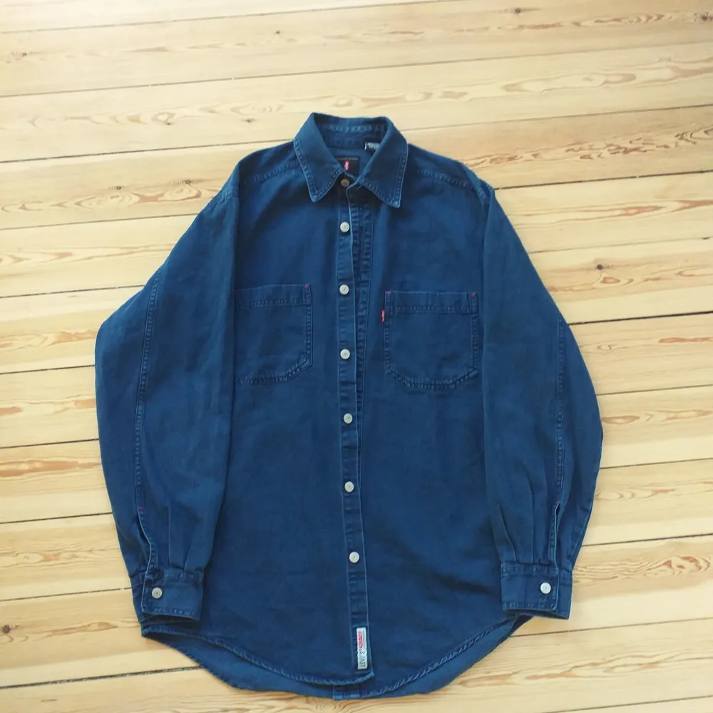 Pris är diskutabelt. Levi's vintage jeansskjorta i mycket fint skick. Så himla skön och fin blå färg.. Skjortor.