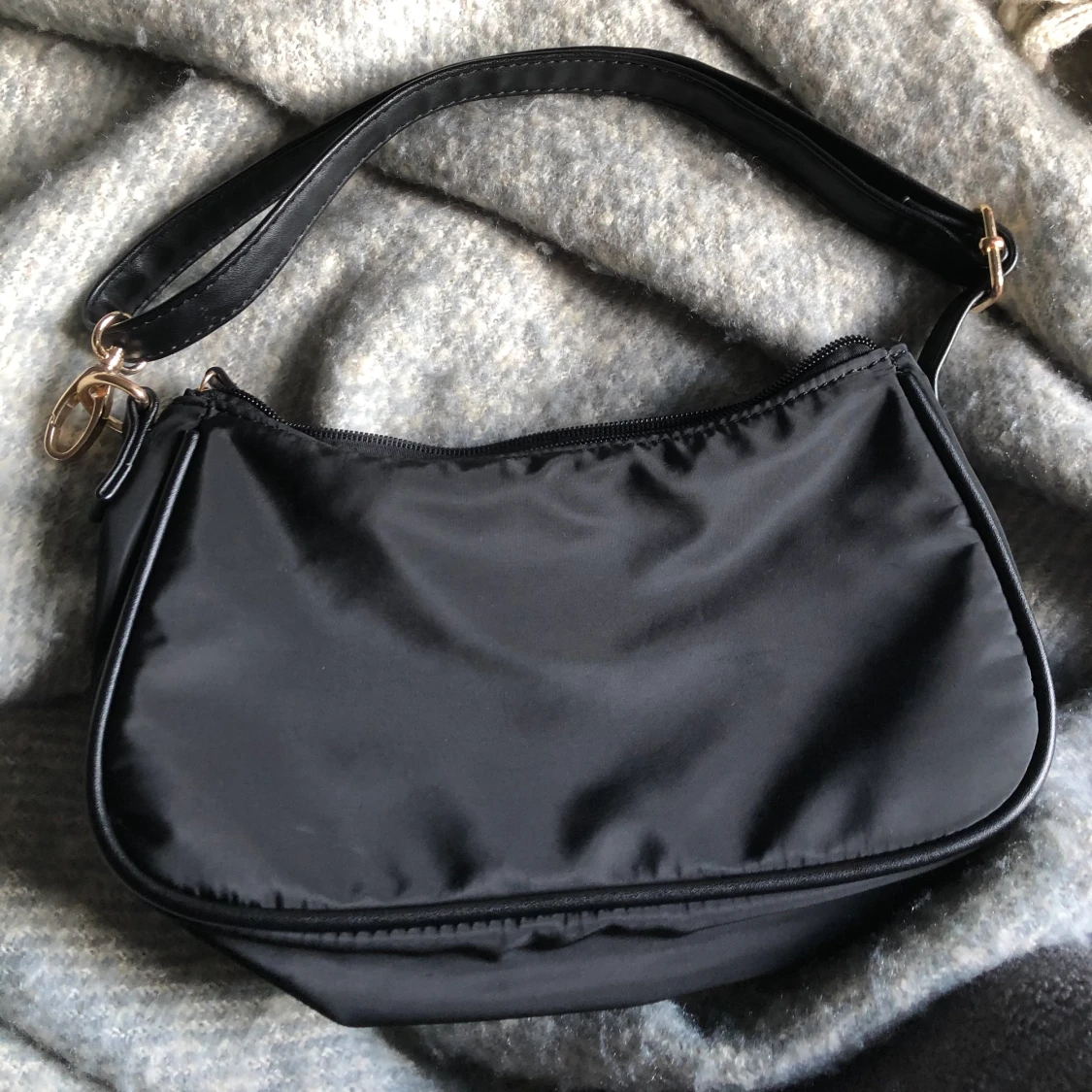 svart axelremsväska - 90