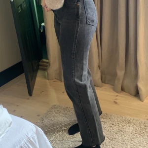 Jeans från wranglers - Gråa jeans från wranglers i storlek W25