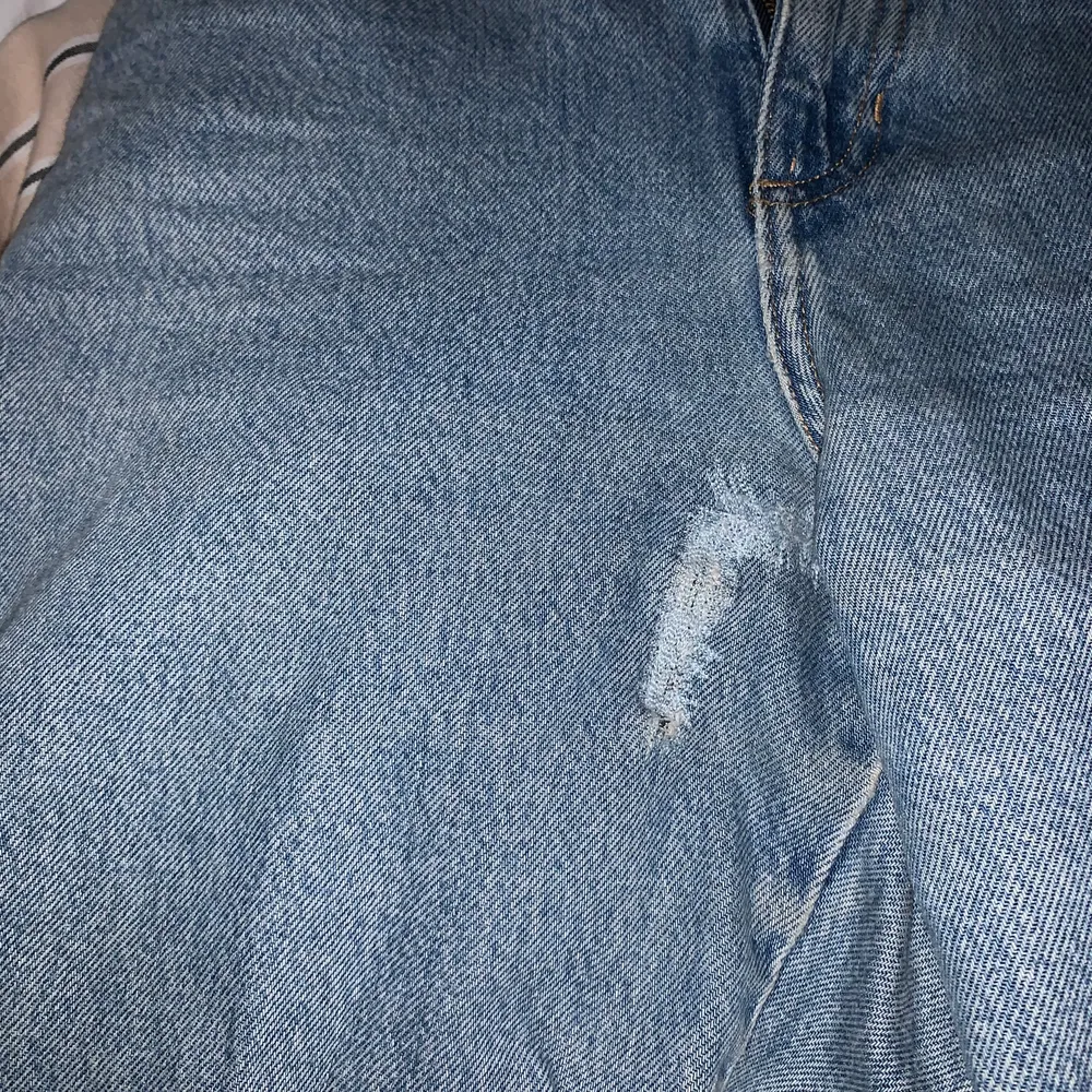 Nu säljs dessa weekday jeans som jag har behövt fixa till lite då jag har sytt dit så att man kan ha ett bälte till jeansen och så gick de sönder mellanbenen så fick sy ihop det där men är verkligen ingenting man ser. Är 156cm. PRIS KAN DISKUTERAS. Jeans & Byxor.