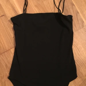 Spaghetti  strap hm  - jätte bra material, body, köpare står för frakt