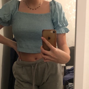 Topp med puffärmar - En superfin topp med puffiga ärmar från Bikbok. Säljer pga att jag aldrig använder den för anser inte att den passar mig. Knappt använd. Jättefin färg💙 Och fin i ryggen. 100kr + frakt 63kr ✨🥰