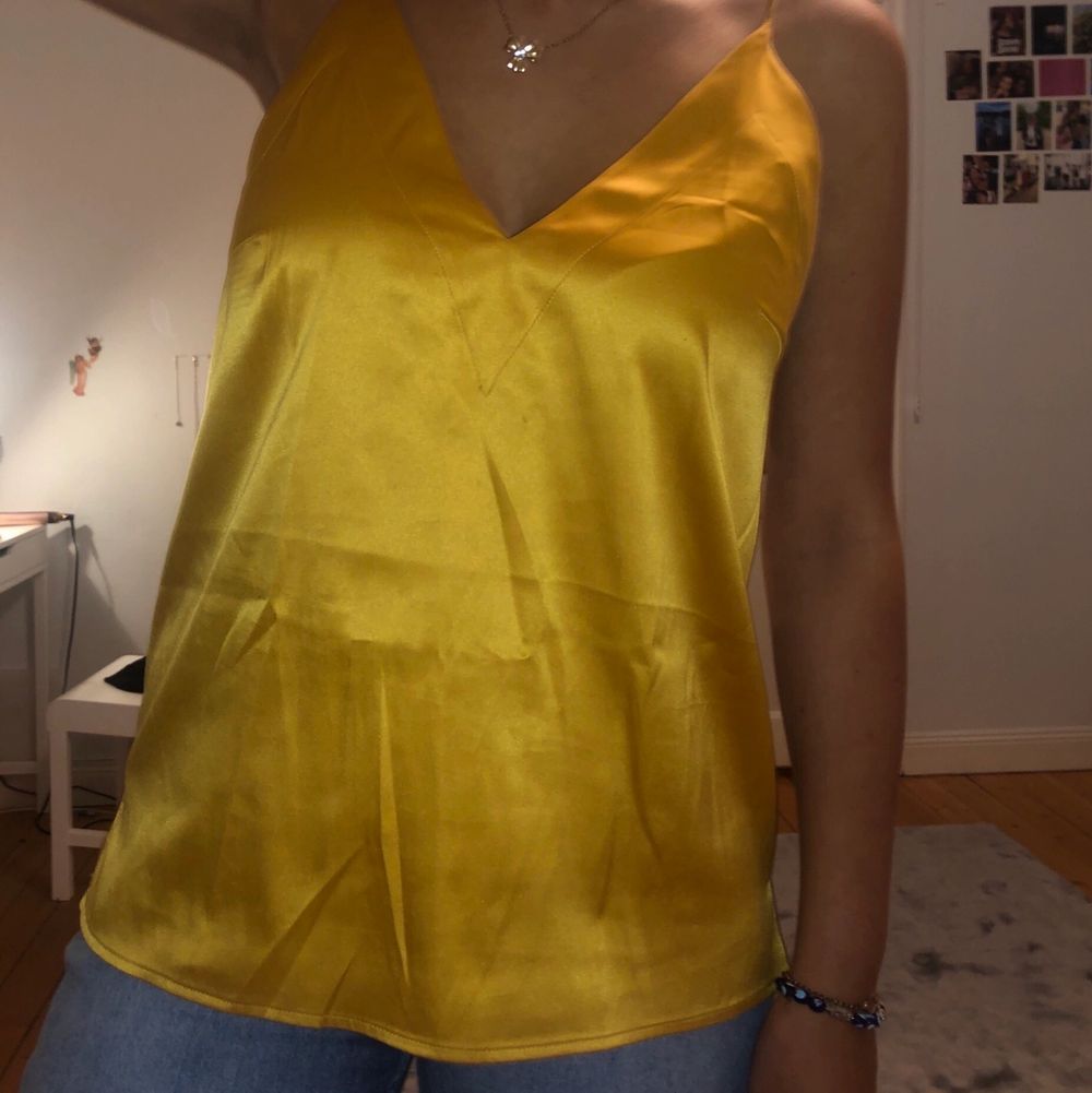 Ett såå snyggt trendigt linne i finaste guldiga/senapsgula färgen! Kommer från svenska märket Stylein, sidenmaterial💗 nypris 1299, använt 2 gånger så nyskick! Säljer då det inte är min stil längre🥰. Toppar.