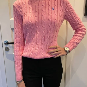 Kabelstickad Polo Ralph Lauren tröja - Jättefin Kabelstickad Ralph Lauren tröja. Den är endast använd ett fåtal gånger i Stl M men passar till er med Stl S.  Priset kan även förhandlas 💗💗💗