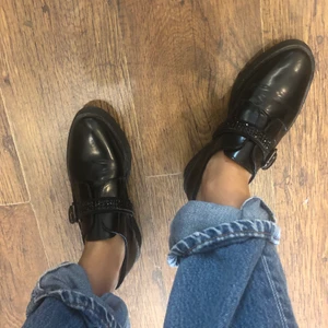 Loafers i skinn - Finskor i äkta skinn med strassdetaljer. Inköpta i en vintagebutik för 700kr. De är endast använda ett fåtal gånger då de tyvärr är för små för mig. Passar någon med strl 37/38 skulle jag säga. Kan mötas upp i Sthlm eller frakta!