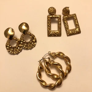 Guldfärgade örhängen - Säljer då jag har många liknande, 35kr/par eller 100kr för alla tre. Köparen står för frakten, kan även mötas i Stockholm. !!SANERAS INNAN!!