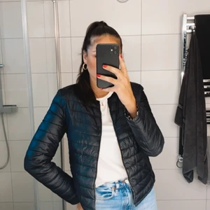 Moncler dunjacka  - Tunnare jacka från Moncler (ja den är äkta) i väldigt fint skick förutom att en del av dragkedjan är borta så man måste dra upp hela vägen och sen ner igen för att kunna stänga jackan, därav det billiga priset. Jag hade den alltid öppen :) Storlek 36 (budet ligger på 2000)